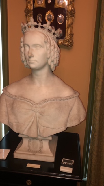 De buste van Koningin Sophia van Württemberg in het Koninklijk Huisarchief  kenninsbank Zilver.nl